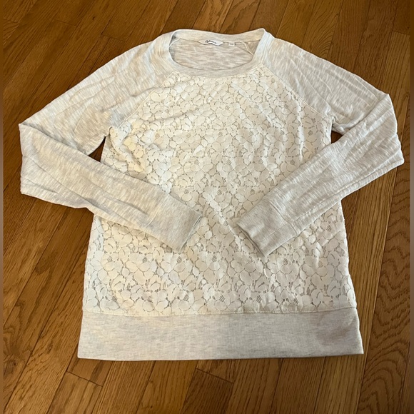 Reitmans Tops - Reitmans Lace Floral long sleeve shirt , size petites small.